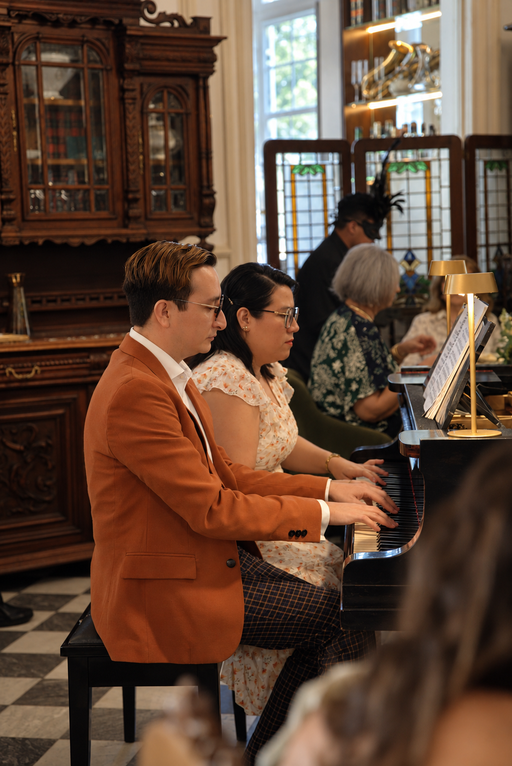 Pianista y violinista tocando juntos en una velada